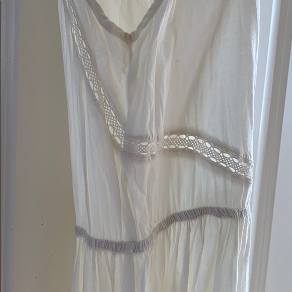 Gorgeous Flowy Dress with hints of lace - Picture 6 of 11